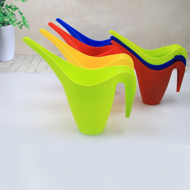 Long Mouth Watering Pot Plastic Sprinkler Pouring Pots,Capacity: 1.8L,Random Color Delivery