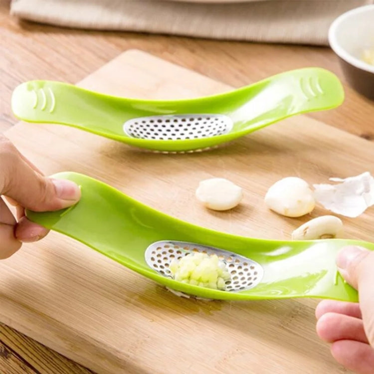 2 PCS Multifunctional Stainless Steel Arc-shaped Garlic Press Household Manual Garlic Crusher, Random Color Delivery